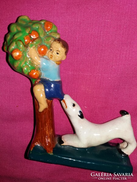 Vidám hangulatú BÉGÉBÉ Berkovits Anna festett mázas kerámia figura Frakkot elkapó kutya 18 x 14 cm