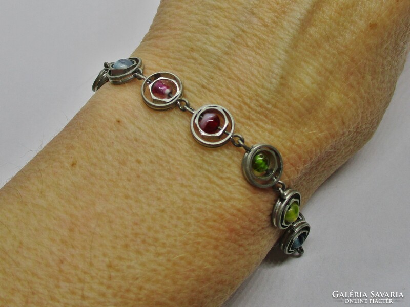 Nagyon szép kézműves karkötő színes kövekkel jelzett