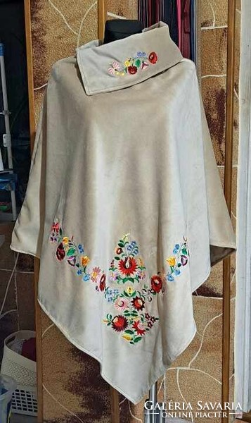 Hímzett pelerin, poncsó