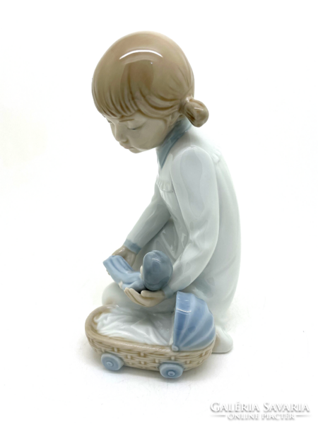Lladro Nao kislány hálóingben játékbabával 16cm