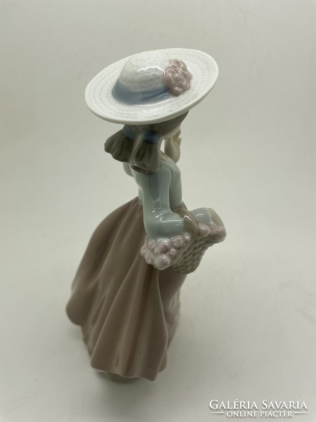 Lladro Nao kalapos sétáló kislány virág csokorral out for a stroll 17.5cm