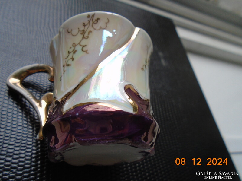 1901 Szecessziós,architekturális ,eozin mázas, arany mintás kávés csésze lila virágokkkal