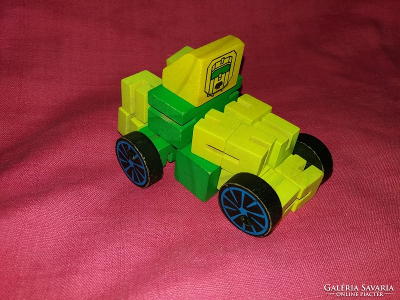 Érdekes fából készült TRANSFORMERS figura rengeteg variációs lehetőség, szép állapot a képek szerint