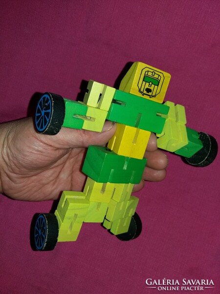 Érdekes fából készült TRANSFORMERS figura rengeteg variációs lehetőség, szép állapot a képek szerint