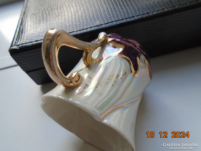 1901 Szecessziós,architekturális ,eozin mázas, arany mintás kávés csésze lila virágokkkal