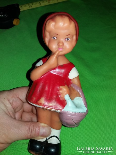 Antik Aradeanca gumi kislány Piroska kosárral Andersen mese játék baba 21 cm a képek szerint