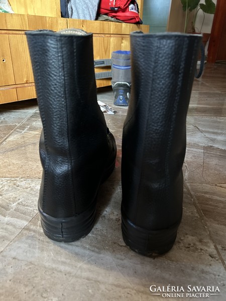 BALLY 44-es férfi bőr bakancs kiváló állapotban