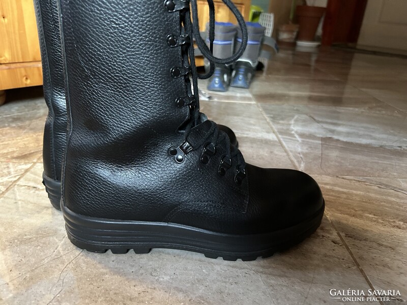 BALLY 44-es férfi bőr bakancs kiváló állapotban