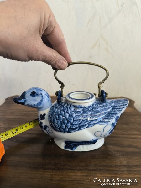 Régi Keleti figurális porcelán kancsó réz füllel . Kacsa kancsó réz füllel
