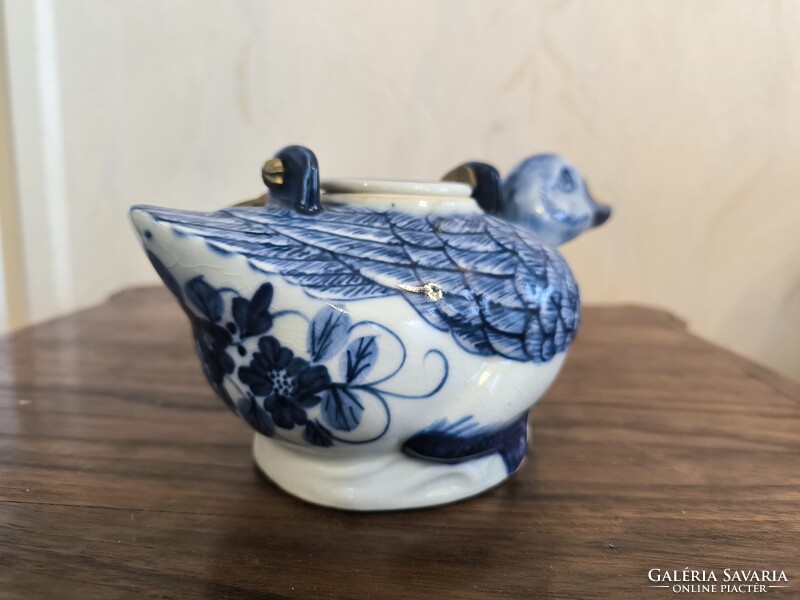 Régi Keleti figurális porcelán kancsó réz füllel . Kacsa kancsó réz füllel