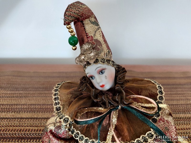 Velencei porcelán baba karneváli dísz bohóc 24 cm