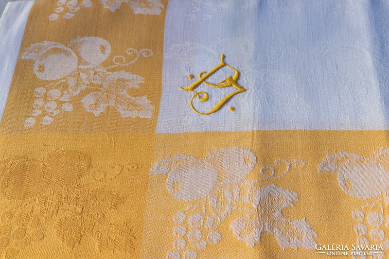 Antik  damaszt terítő,napron ,asztalközép   monogrammal