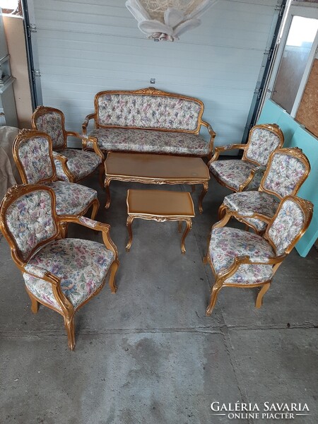 Ülőgarnitúra neobarokk faragott díszítéssel