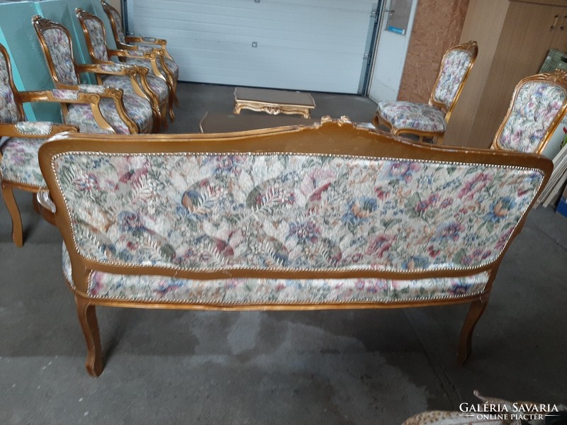 Ülőgarnitúra neobarokk faragott díszítéssel