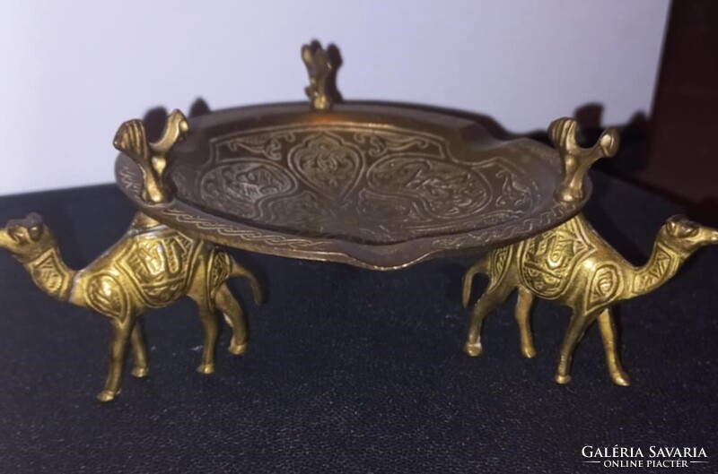 Sárgaréz hamutál teve háton