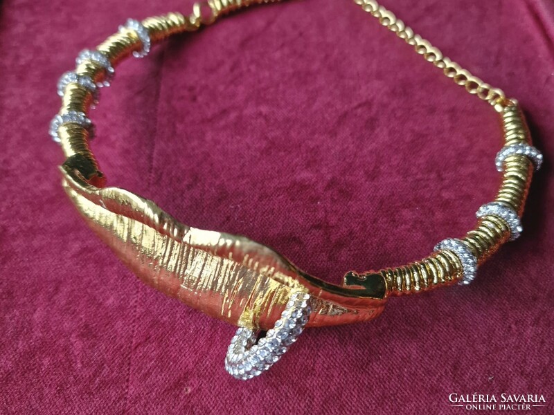 Runway style rebellious golden tone mounted with zircons lip and lip ring choker