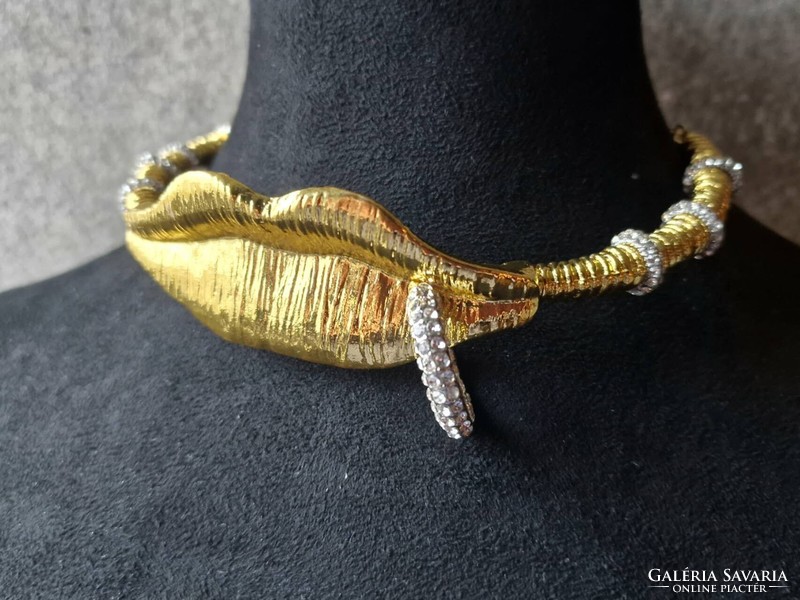 Runway style rebellious golden tone mounted with zircons lip and lip ring choker