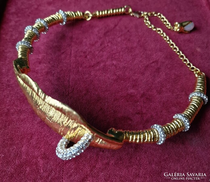 Runway style rebellious golden tone mounted with zircons lip and lip ring choker