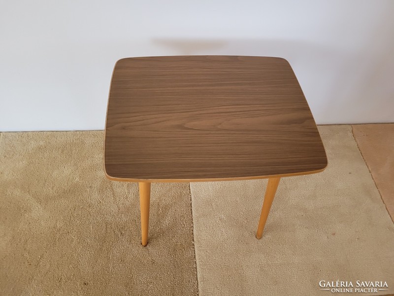 Régi retro asztal mid century konzolasztal telefonasztal kicsavarozható lábakkal lerakóasztal