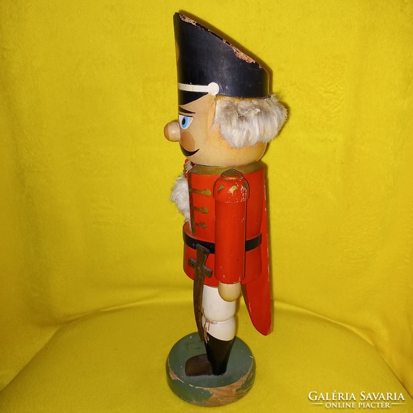 Régi, fa diótörő katona, figura, karácsonyi dekoráció.
