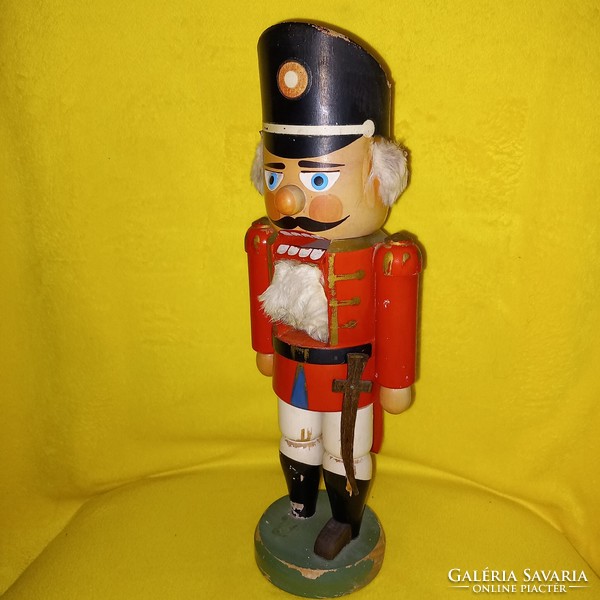 Régi, fa diótörő katona, figura, karácsonyi dekoráció.