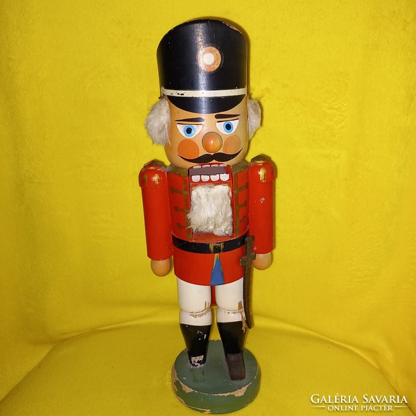 Régi, fa diótörő katona, figura, karácsonyi dekoráció.