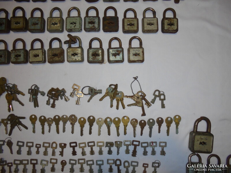 Régi lakatok /67+6 darab/, lakatkulcsok, egyéb kulcsok együtt - GOGI, TUTO ELZETT, TUTIUS, MIR,...