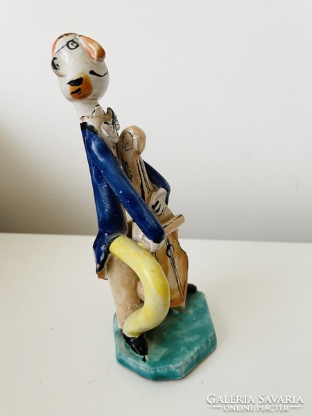 Kumpost Éva csellós figura - sérült