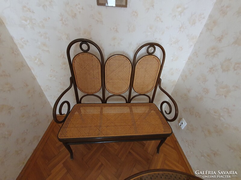 Rattan Thonett jellegű 1 db 3 részes ülőke 1 db kerek asztal