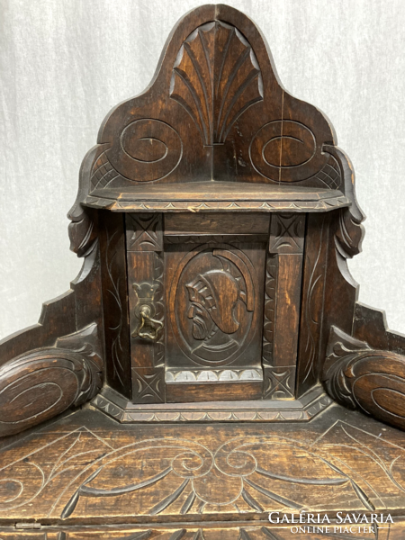 Gótikus sarok asztal dohány szekrénnyel