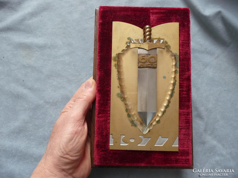 Ritka szovjet KGB emlék plakett 60 éves a KGB jubileumi plakett 1977 ből CCCP KGB tőr forma