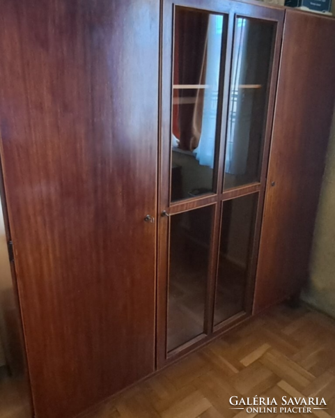 Régi 3 ajtós szekrény, középen üvegajtóval