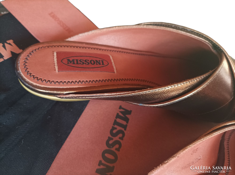 Csodaszép, teljesen új, sosem viselt arany színű, bőr, 38-as Missoni papucs, porzsákkal, dobozában