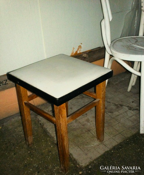 Retro műbőr ülőfelülettel,  fa lábakkal, merevítővel ülőke, puff, hokedli,