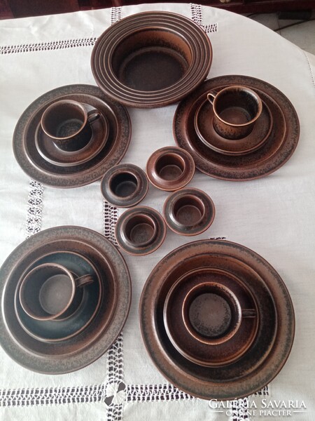 Karácsonyra:  Finn Arabia  Finland kerámia készlet : tányér, kávés csésze, alátét, tojástartó  + tál