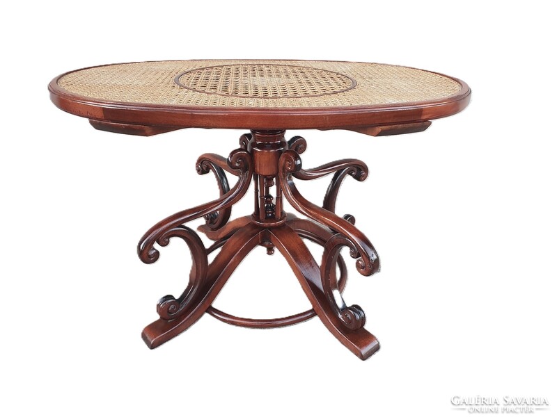 Meseszép Thonet stílusú asztal.