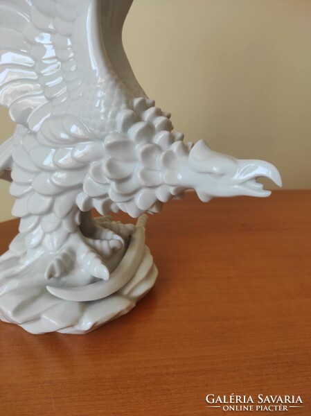 Fehér Herendi porcelán Turul madár karddal