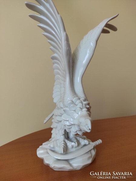 Fehér Herendi porcelán Turul madár karddal