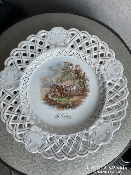 Antik nagy méretű, áttört szélű porcelán dísz tányér jelenetes képpel.
