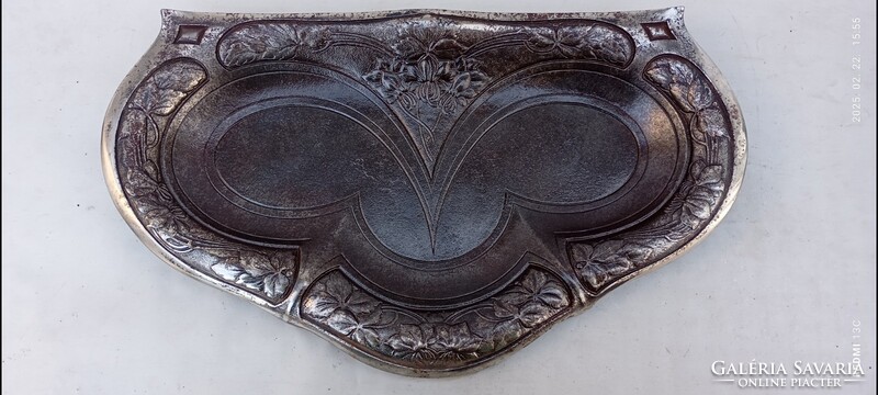 Szecessziós, sorszámozott öntöttvas kályhaelőtét, parázsfogó 45x26 cm 1890-10 évekből