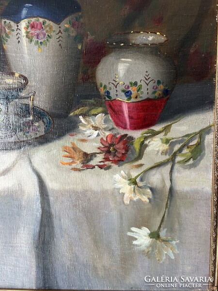 Romek Árpád Csendélet drapériával, porcelánokkal és virágokkal