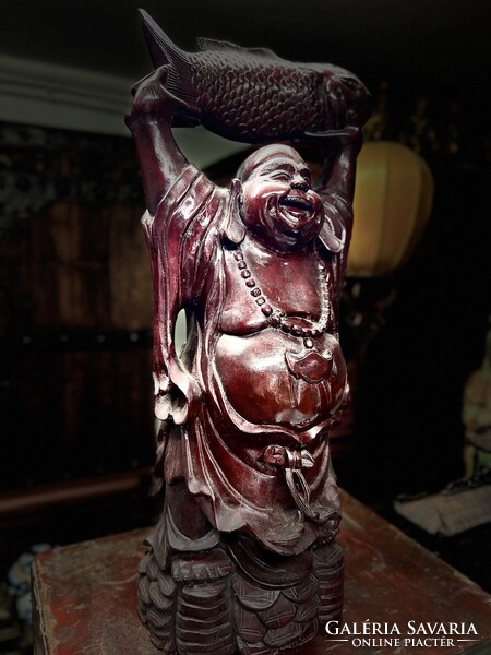 Hatalmas faragott trópusi fa, boldogság Buddha, keleti, ázsiai, japán, indiai