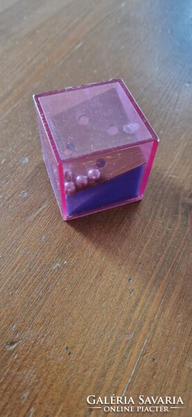 Retro golyós ügyességi játék.