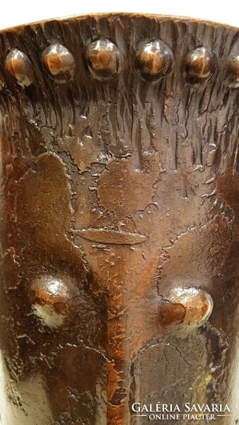 Brutalista, modernista, bronz, emberi fejet stilizáló gyertyatartó
