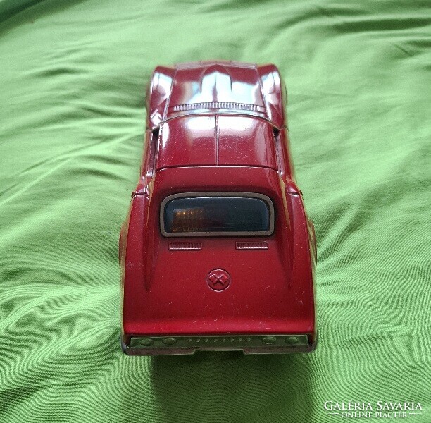 Nagyon szép piros színű Corvette, 1970-es évek elejéről. 27, 5 cm hosszú,  11  cm széles