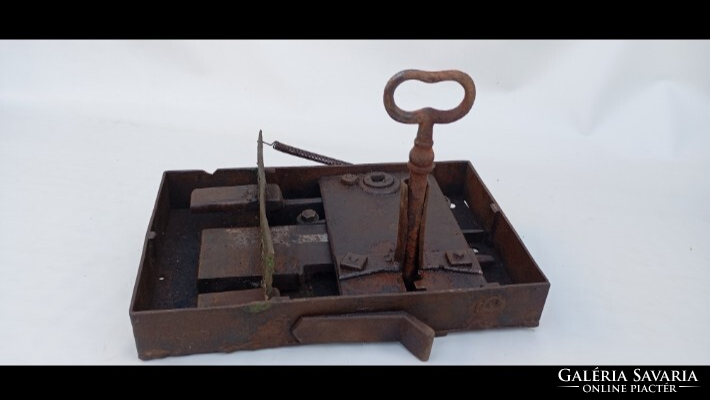 Nagyméretű rátétes kapu zár egyoldali  kilinccsel, eredeti kulccsal, tökéletesen működő 19sz