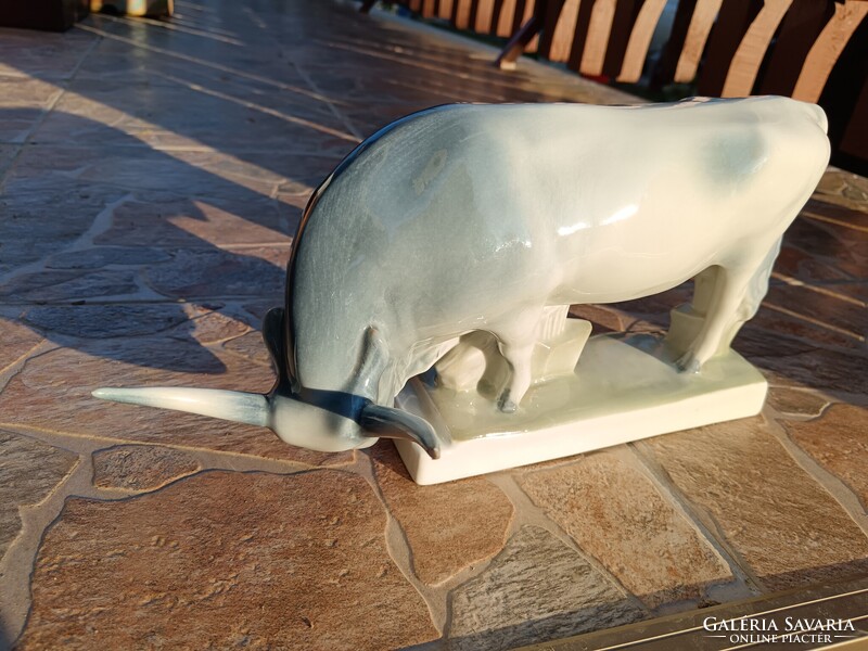 Nagyméretü zsolnay porcelán szürke marha