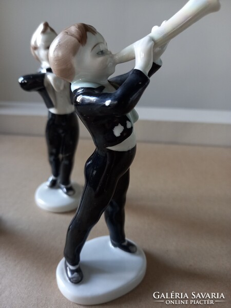 Három kézzel festett hollóházi porcelán figura, zenész fiúk: hegedűs, harmonikás és fúvós együtt