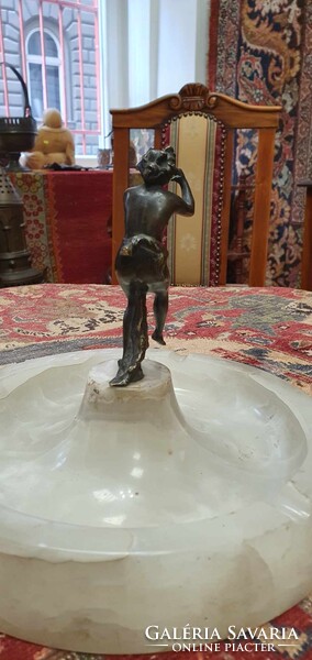 Bronz furulyázó fiú ónix hamutartó. Nagyon szépen kidolgozott. 11 cm magas maga a bronz figura.