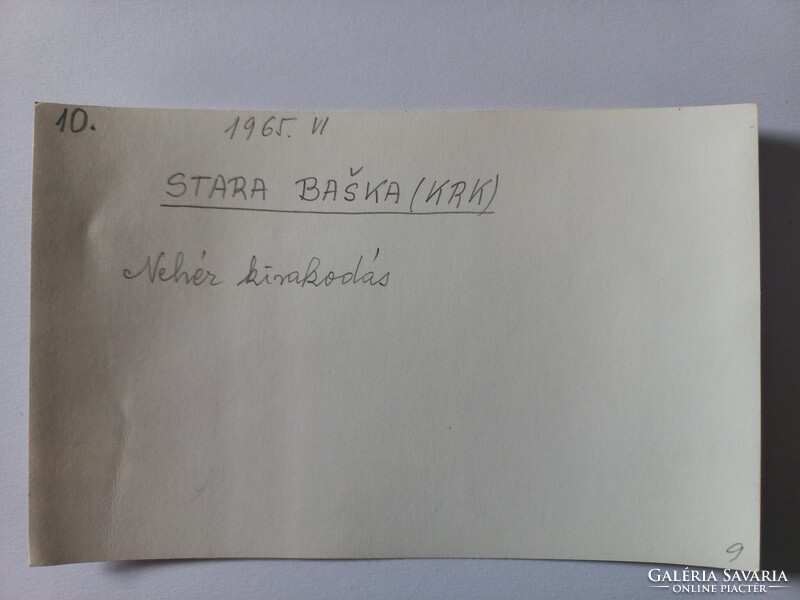 Régi fekete-fehér fotó, Horvátország - Stara Baška nehéz kirakodás a hajóról 1965 14x9,5